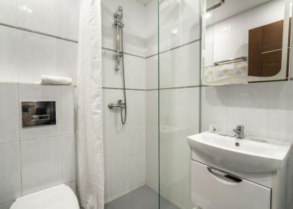 room 165 thumbnail 4